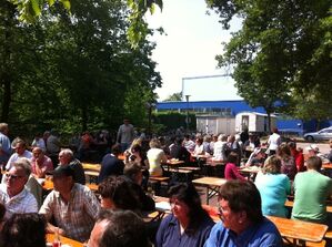 Gut besuchtes Maifest beim Schwimmbad.