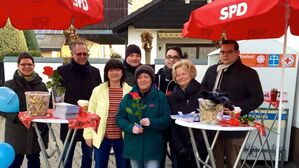 OB Heiler mit Unterstützern am Waghäuseler Infostand